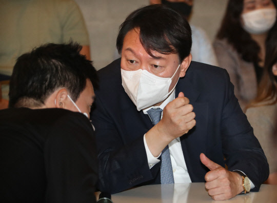 12일 윤석열 대선 경선 예비후보가 서대문구 신촌 UCU 라운지에서 열린 청년 싱크탱크 토크콘서트 '청년 희망을 해킹하라'에 참석, 관계자와 대화하고 있다. 국회사진기자단=연합뉴스.